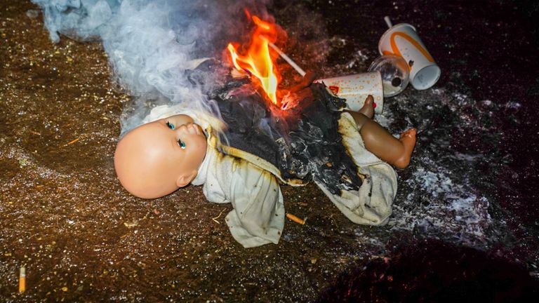 Het vuur is door de brandweer geblust en de pop is meegenomen (foto: Dave Hendriks/SQ Vision).