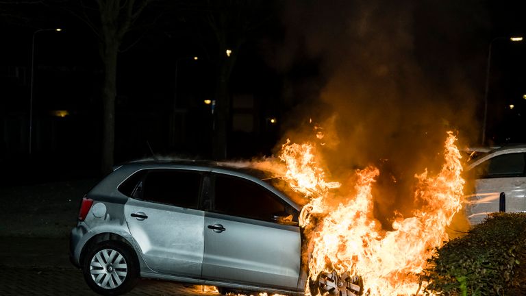 De autobrand in Tilburg werd rond kwart over vijf maandagnacht ontdekt (foto: Jack Brekelmans/SQ Vision).