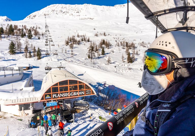  Wintersporters in het skigebied van Tirol, waar het nieuws over de dreigende quarantaineplicht veel ophef veroorzaakt (foto:. ANP 2021/Lex van Lieshout). 