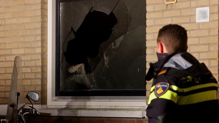 Het is niet duidelijk of het vuurwerk bij het huis in Den Bosch door deze ruit naar binnen is gegooid (foto: Bart Meesters / SQ Vision).