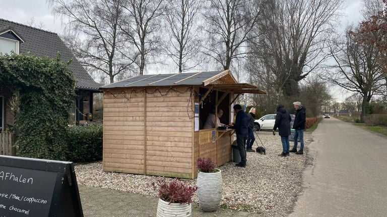 Warme chocolademelk drinken bij de skihut 