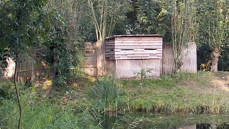 De kooiker gluurt in de observatiehut naar de eenden (foto: Stichting Eendenkooi)