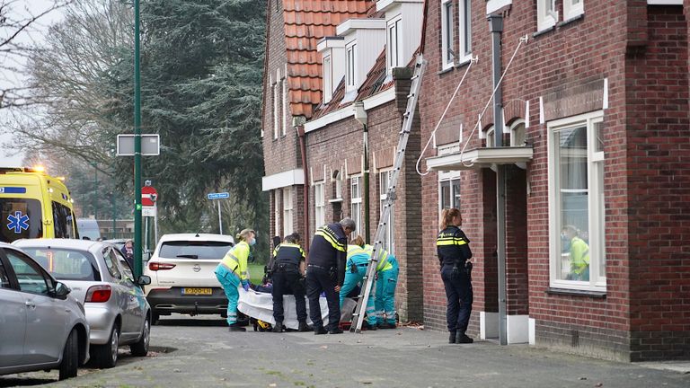 Man valt van dak in Dongen (foto: SQ Vision).