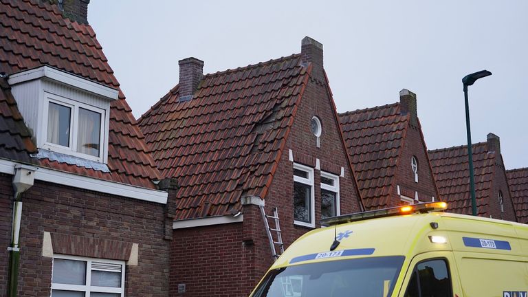 Het huis waar de man van het dak viel (foto: SQ Vision).