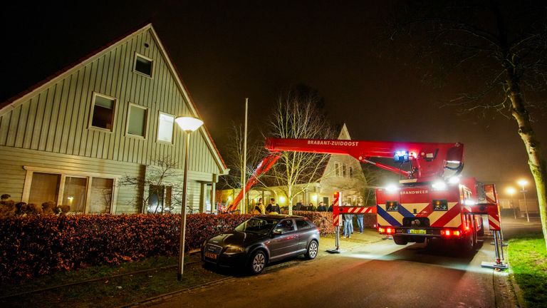 Het huis waar de man op het dak stond (foto: SQ Vision)