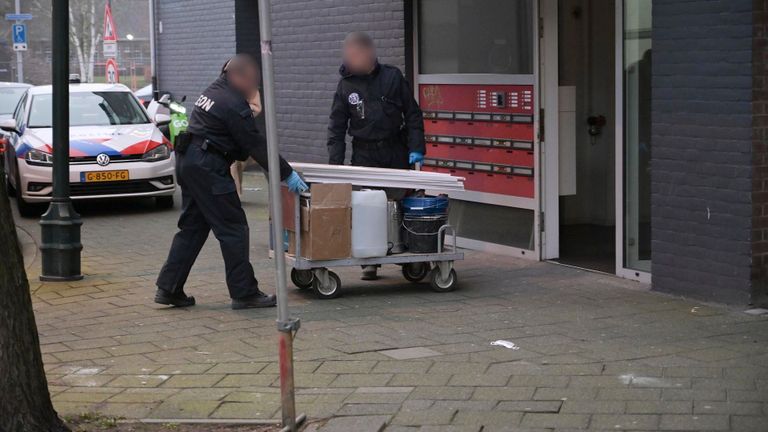 Politie neemt spullen in beslag (foto: SQ Vision - Perry Roovers).