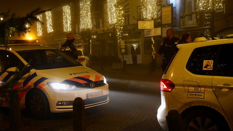 Agenten in Baarle-Nassau na de melding van een steekpartij aan de Singel.