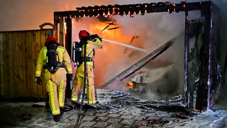 Van de schuur aan het Rijt in Valkenswaard bleef weinig over (foto: Rico Vogels/SQ Vision).