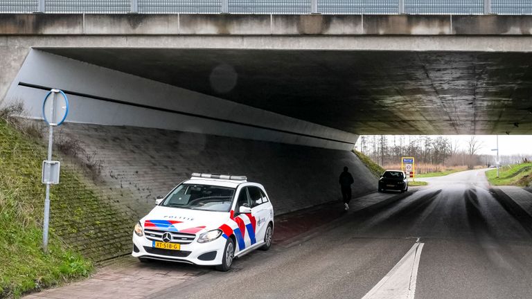 Een politiewagen post in de omgeving van Waalwijk (foto: Iwan van Dun/SQ Vision)