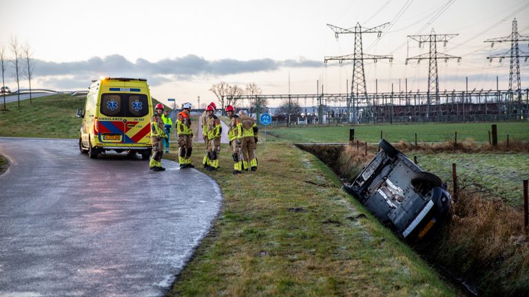 Auto in de sloot gegleden in Roosendaal (foto: SQ Vision - Christian Traets).