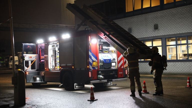 De brandweer bij het gebouw van De Heus Voerders in Veghel (foto: Sander van Gils/SQ Vision).