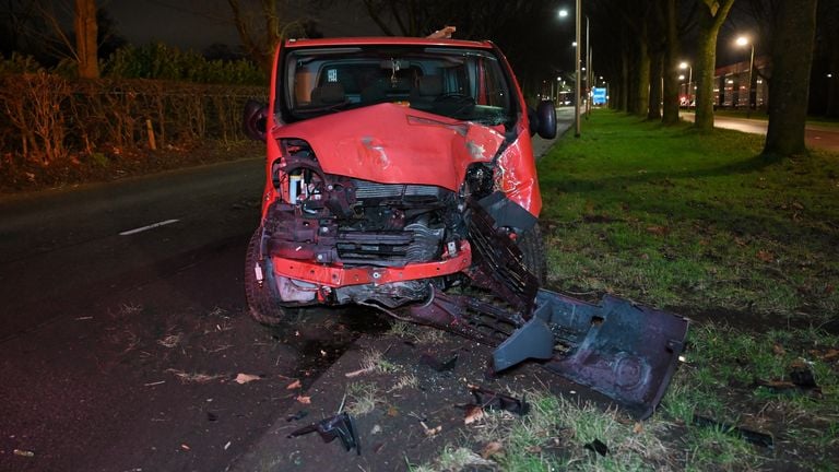 Van het busje bleef na het ongeluk in Tilburg weinig over (foto: Toby de Kort/SQ Vision).