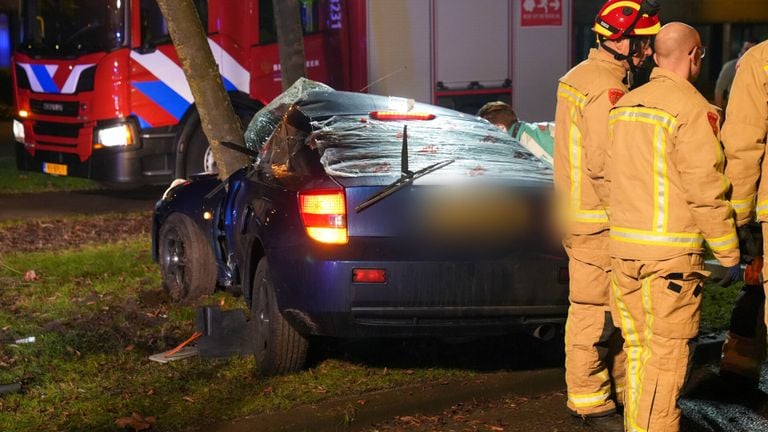 De bestuurder raakte bekneld (foto: Harrie Grijseels/SQ Vision). 