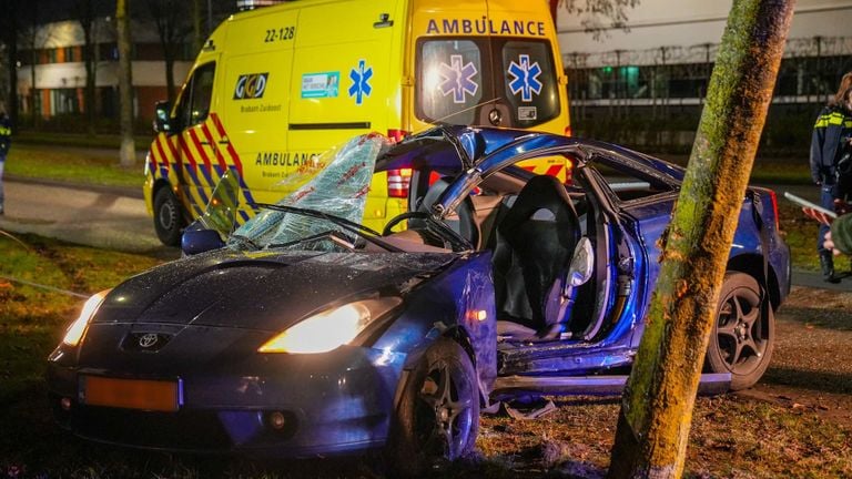 De brandweer haalde de deur eruit (foto: Harrie Grijseels/SQ Vision). 