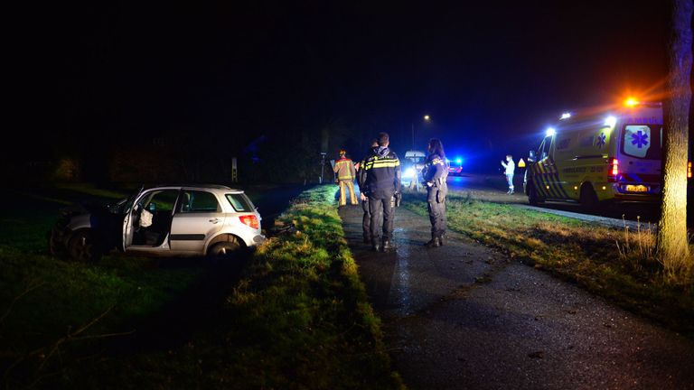 De automobilist kwam in een weiland naast de Bakelseweg in De Mortel terecht (foto: Walter van Bussel/SQ Vision).