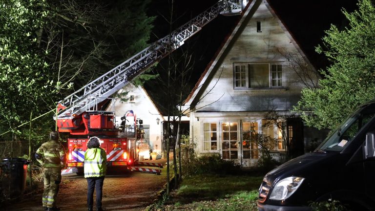 De brandweer veegde het schoorsteenkanaal van het huis aan de Halderheiweg in Boxtel schoon (foto: Sander van Gils/SQ Vision).