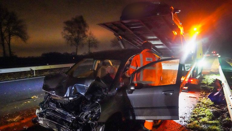 De twee auto's raakten aanzienlijk beschadigd bij de botsing op de A67 bij Mierlo (foto: Dave Hendriks/SQ Vision).