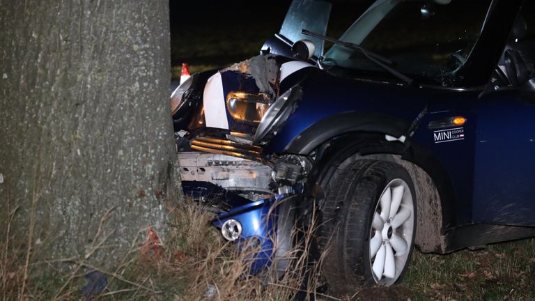 De auto raakte bij de botsing in Schijndel zwaar beschadigd (foto: Sander van Gils/SQ Vision). 