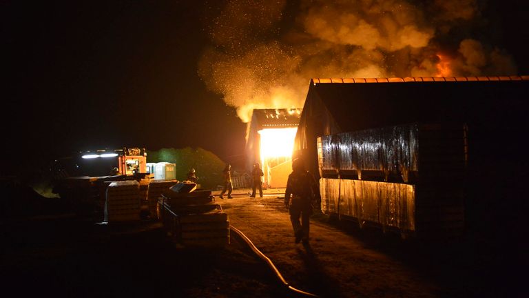 Een schuur in Rijsbergen ging volledig in vlammen op (foto: Perry Roovers/SQ Vision).