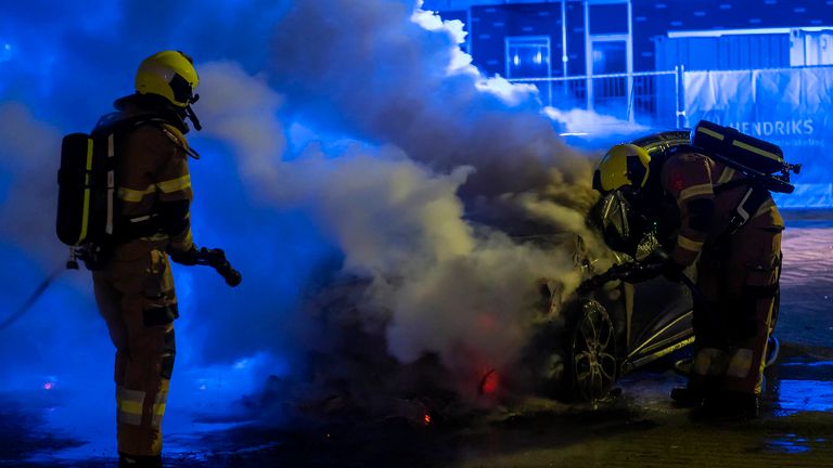 De brandweer kon niet voorkomen dat de auto verloren ging bij de band in Oss (foto: Gabor Heeres/SQ Vision).