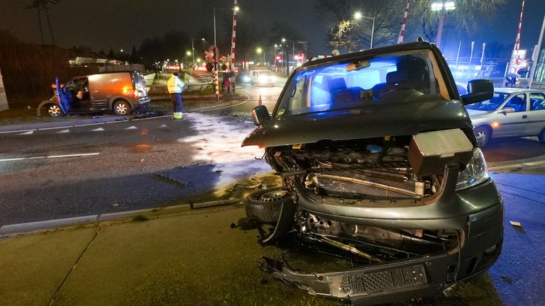 Wonder boven wonder raakte niemand bij het ongeluk op de N329 bij Oss gewond (foto: Gabor Heeres./SQ Vision).