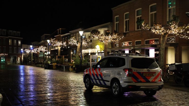 De politie controleerde vanwege de drukte bij de 'doorloop-borrel' in Boxtel (foto: Sander van Gils/SQ Vision).