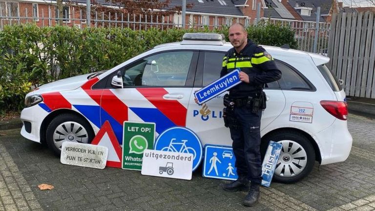 De gestolen verkeersborden (foto: Wijkagent_geldrop_noord/Instagram).