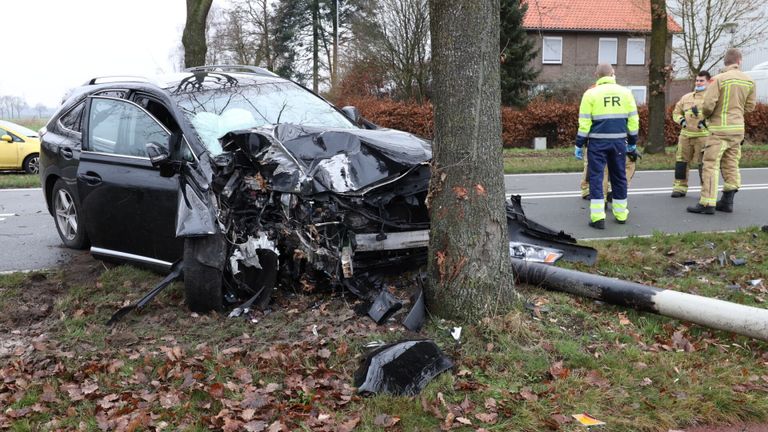 Het ongeluk op de Besteweg in Oirschot gebeurde rond kwart over elf zaterdagochtend (foto: Sander van Gis/SQ Vision).