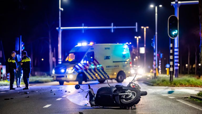 Agenten en ambulance op de plek des onheils (foto: Jack Brekelmans/SQ Vision Mediaprodukties).