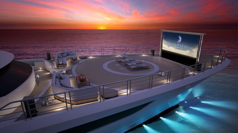 op een mooie warme avond wordt het helikopterplatform een bioscoop (foto: Heesen Yachts).