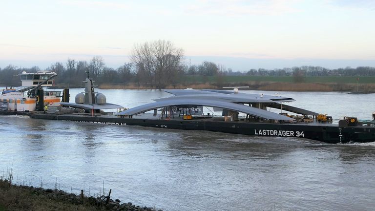 Via binnenwateren als de Lek werd het dak van de Galactica naar Harlingen vervoerd. (Foto: Joost Roeland)