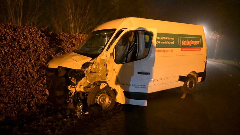 De bestelbus raakte flink beschadigd bij het ongeluk in Galder (foto: Perry Roovers/SQ Vision).