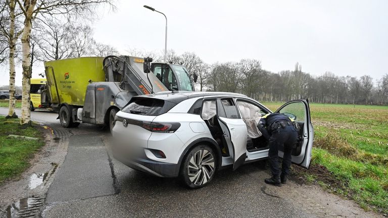 De vrouw en een kind, die in de auto zaten, raakten lichtgewond bij de botsing in Udenhout (foto: Toby de Kort/SQ Vision).