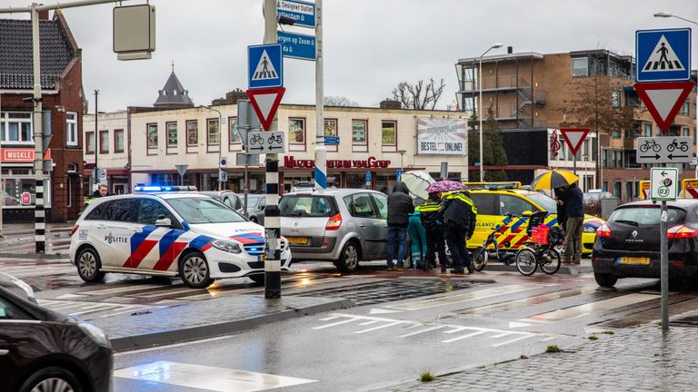 De bestuurder werd nagekeken door ambulancepersoneel (foto: Christian Traets/SQ Vision).