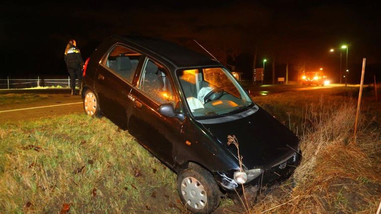 De auto kwam in een greppel naast de Guldenberg in Helvoirt tot stilstand (foto: Bart Meesters).