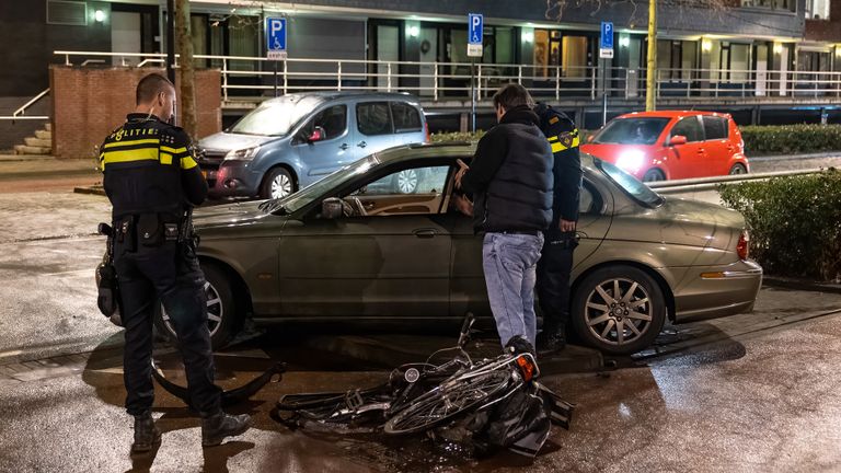 De automobilist reed op het fietspad langs de Noordhoekring in Tilburg toen de aanrijding plaatsvond (foto: Iwan van Dun/SQ Vision).