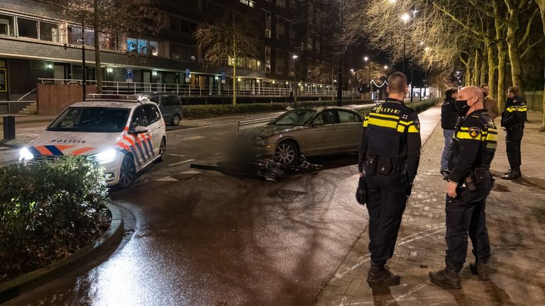 De politie onderzoekt het ongeluk in Tilburg (foto: Iwan van Dun/SQ Vision).