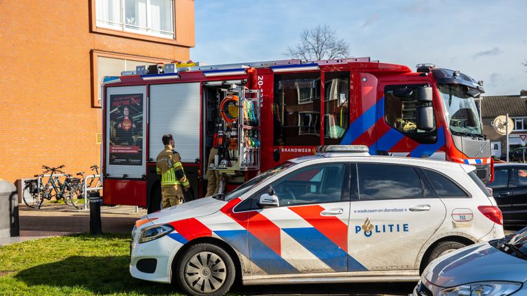 Vanwege de lekkage in de flat in Roosendaal werden de brandweer en de politie opgeroepen (foto: Christian Traets/SQ Vision).