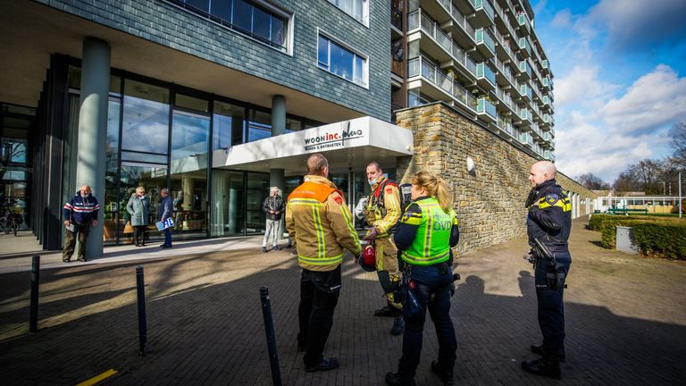 De brandweer bij het ouderencomplex in Eindhoven (foto: SQ Vision).