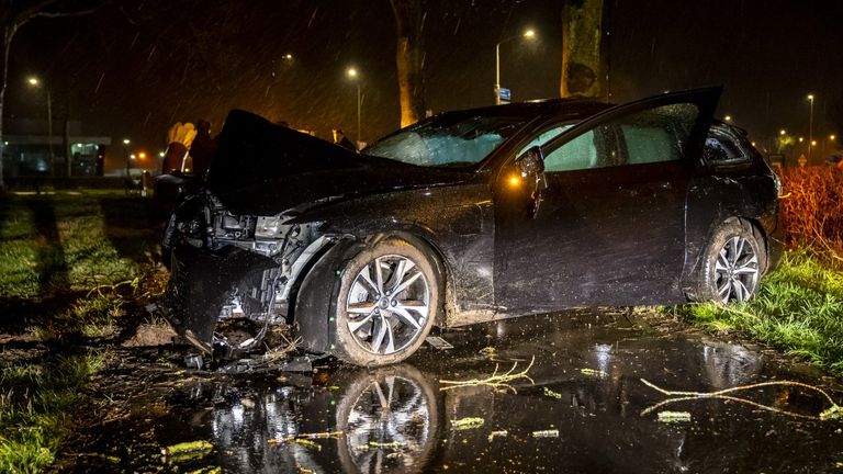 De bestuurder van de auto verdween na de crash bij Wijk en Aalburg spoorloos (foto: Jurgen Versteeg./SQ Vision).