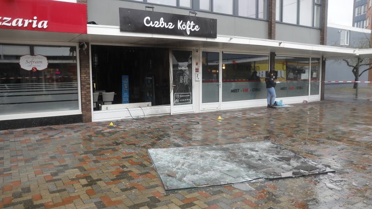 De explosie vond plaats bij Cizbiz Köfte in Roosendaal (foto: Christian Traets/SQ Vision).