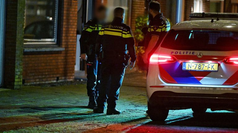 Agenten in overleg na de overval in een huis aan de Muiderslotstraat in Tilburg (foto: Toby de Kort/SQ Vision).