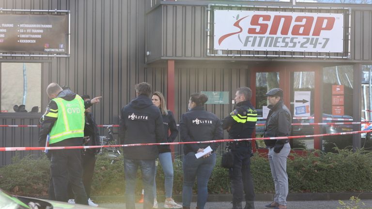 Politie doet onerzoek bij sportschool (foto: SQ Vision / Bart Meesters).