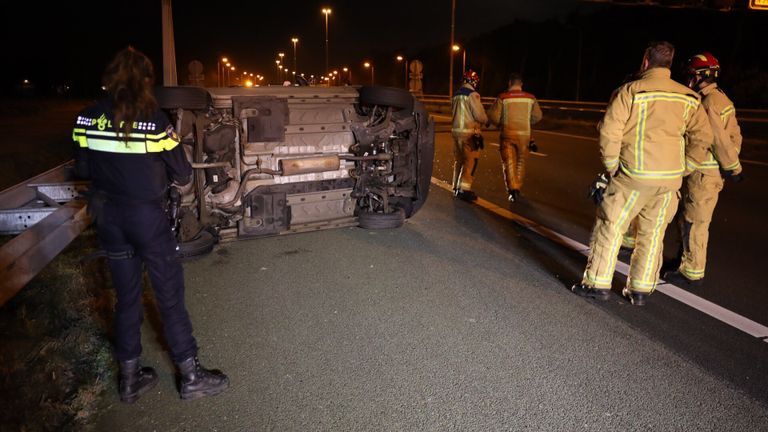 Hoe het ongeluk op de A58 bij Oirschot kon gebeuren, wordt onderzocht (foto: Sander van Gils/SQ Vision).