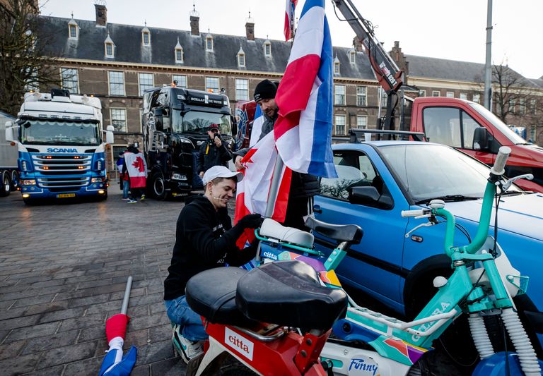 Vrachtwagenchauffeurs en andere demonstranten bij de ingang van het Binnenhof in Den Haag (foto: ANP 2022/Sem van der Wal)