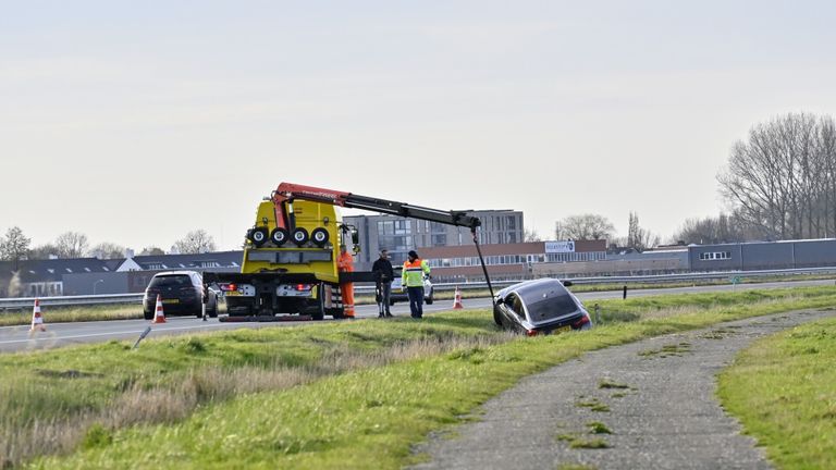 Auto belandt in sloot langs A59 (foto: SQ Vision / Tom van der Put)