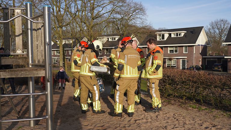 Brandweer aan het werk om jongetje te bevrijden (foto: SQ Vision / Jeroen Stuve). 