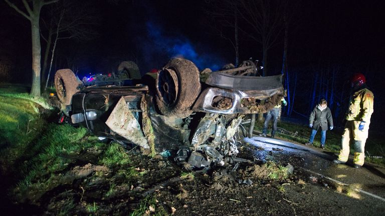 Drie gewonden na inhaalmanoeuvre in De Mortel (foto: SQ Vision / Walter van Bussel).