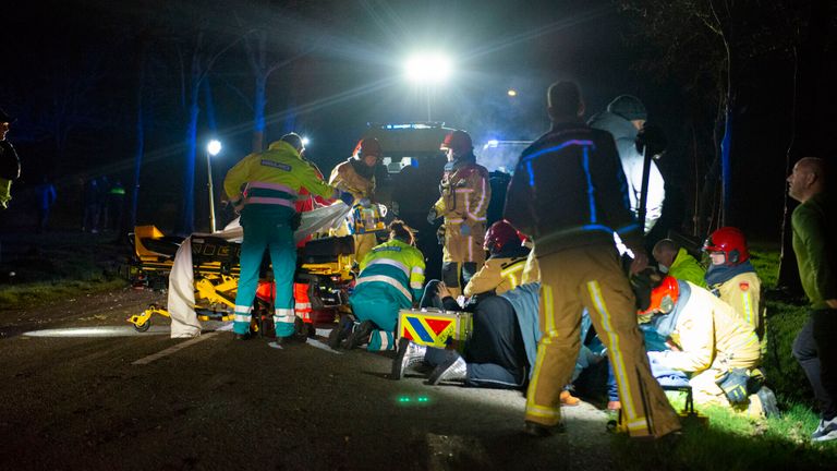 Bij het ongeluk in De Mortel raakten zes mensen gewond (foto: Walter van Bussel/SQ Vision).