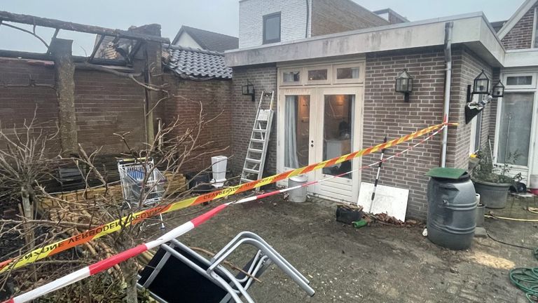 De slaapkamer op de begane rond heeft gebarsten ruiten (foto: Raymond Merkx).